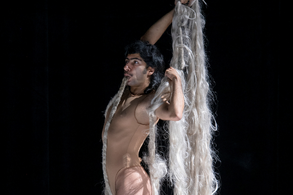 Natural Drama, choreography and interpretation: Sorour Darabi.
Photo: Laurent Paillier