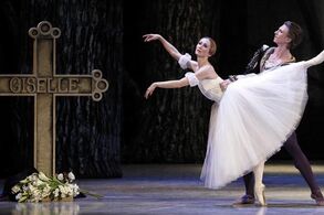 Daria Klimentová (Giselle), Vadim Muntagirov (Vévoda Albert). Foto: Martin Divíšek.