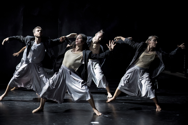 Y why, choreografie Václav Kuneš. 420PEOPLE (Tomáš Staněk, Eliška Hulínská, Michal Toman, Eliška Jirsová). Photo: Vojtěch Brtnický.