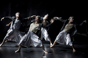 Y why, choreografie Václav Kuneš. 420PEOPLE (Tomáš Staněk, Eliška Hulínská, Michal Toman, Eliška Jirsová). Photo: Vojtěch Brtnický.