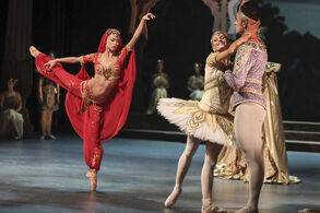 La Bayadère (Eriko Wakizono, Ivona Jeličová and Michal Krčmář). Photo: Ctibor Bachratý.