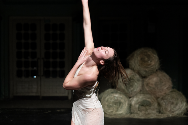 Rythm of the rolling hill, choreopgraphy: Markéta Fagan. Photo: Michaela Škvrnáková.