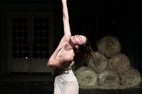 Rythm of the rolling hill, choreopgraphy: Markéta Fagan. Photo: Michaela Škvrnáková.