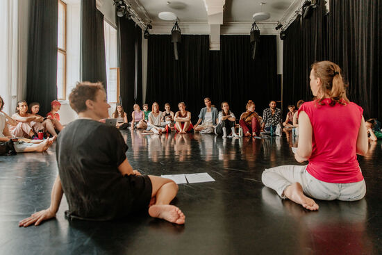 Inner Speech as a Stage Gesture in Instant Composition. Photo: Tereza Jakoubková Photography.