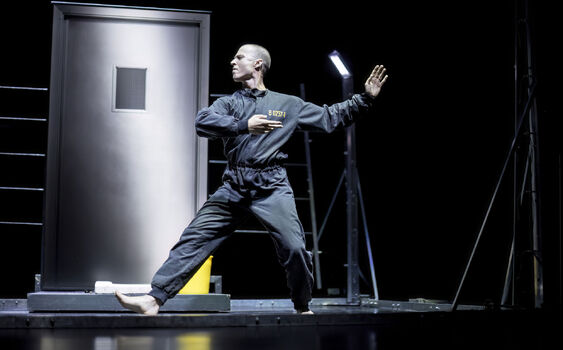 Inside the mind of a political prisoner. Laterna Magika’s new production confines the audience within the four walls of a prison cell