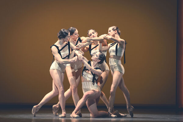 Christopher Wheeldon: Corybantic Games. Photo: Maria Helena Buckley / Paris Opera Ballet.