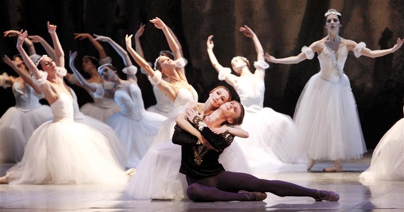 Daria Klimentová (Giselle), Vadim Muntagirov (Vévoda Albert). Foto: Martin Divíšek Daria Klimentová (Giselle), Vadim Muntagirov (Vévoda Albert). Foto: Martin Divíšek
