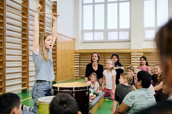Visualisation of music demonstrated by a musician. Photo: Kamil Hauptmann.