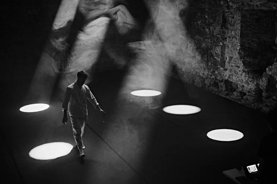 Dustin Klein during a stage rehearsal for schneeweisschen + rosenrot. Nova Fundaziun Origen / Admill Kuyler.