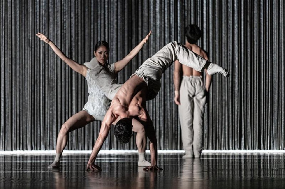 Gods and Dogs (Ayaka Fujii, Roger Cuadrado, Francesco Scarpato). Foto Pavel Hejný. Gods and Dogs (Ayaka Fujii, Roger Cuadrado, Francesco Scarpato). Foto Pavel Hejný.