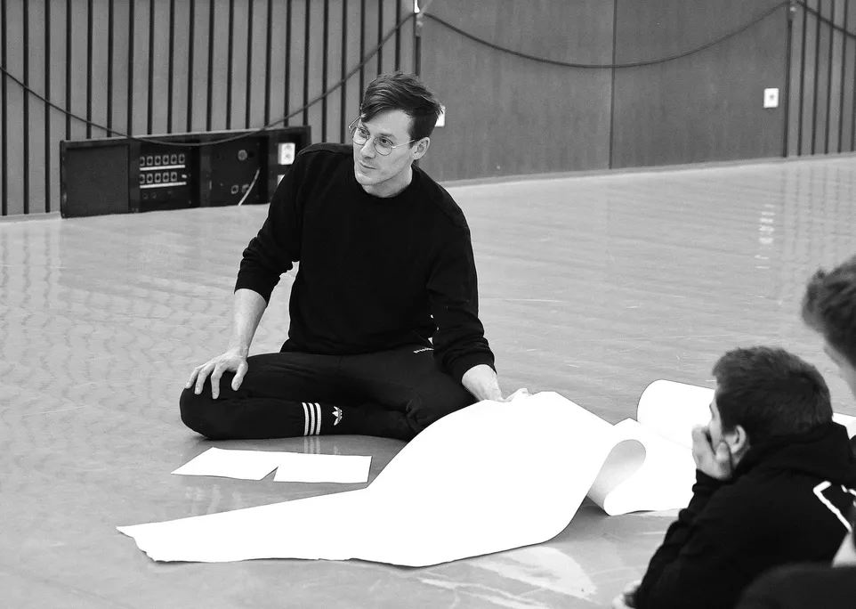 Radim Vizváry at the rehearsal 
of Zázrak (s)tvoření. Photo: Hana Smejkalová.