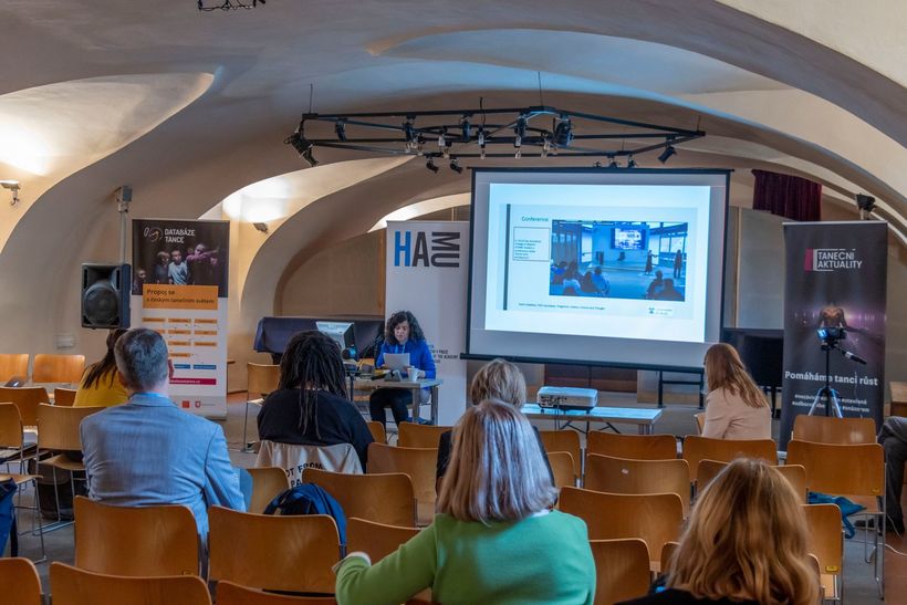 Sofia Caballero: The scientific dissemination of dance: a performance-lecture from Jone Sab Martin and Maria Auxiliadora Galvez (COAM, Madrid, 2019). Photo: Ladislav Beneš.