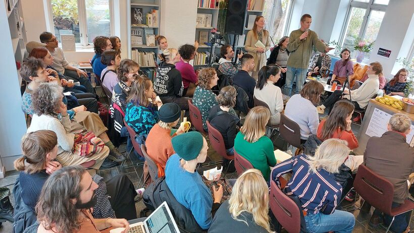 Geir Lindahl from Performing Arts Hub Norway introducing the talk Working slow. Photo: Daniela Machová.