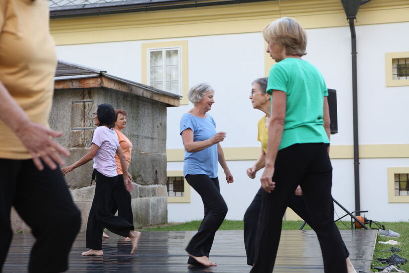 Galit Liss: I am Here (performed by women of Žďár and Israel). Source: KoresponDance.