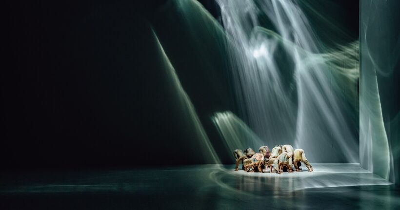 Cloud Gate Dance Theatre: Sounding Light. Photo: LIN Chun-Yung.