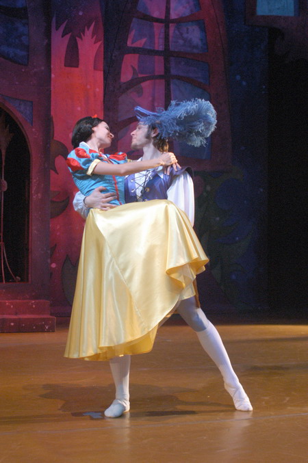 Olga Borisová-Pračiková (Sněhurka), Lukáš Lepold (Princ), foto: Josef Hradil
