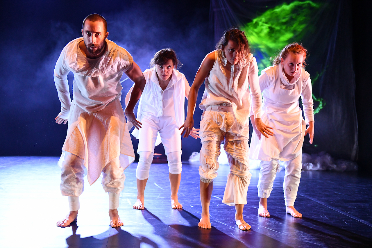 Než vše začalo... (Fanny Barrouquére, Andrea Opavská, Barbora Nechanická, Michal Heriban). Foto: Michal Hančovský.