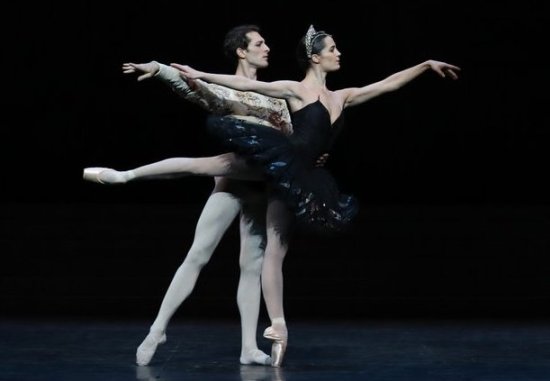 Labutí jezero - Amandine Albisson a Mathieu Ganio, foto: Svetlana Loboff
